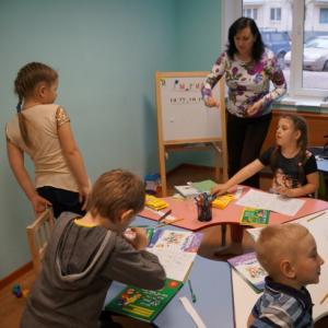 Organisation d'un programme de classes de développement pour préparer un enfant à l'école en préscolaire Enfants d'âge préscolaire en préscolaire à l'école