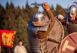 Das alte Russland mit eigenen Augen: Die Schlacht von tausend Schwertern wird in Kolomenskoje vom 